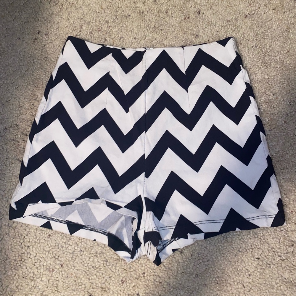 chevron stretchy shorts